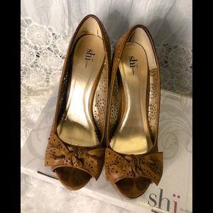 Adorable Peep Toe Topped With a Bow. 🤎🤍